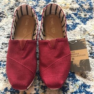 NWT black cherry womens TOMs
